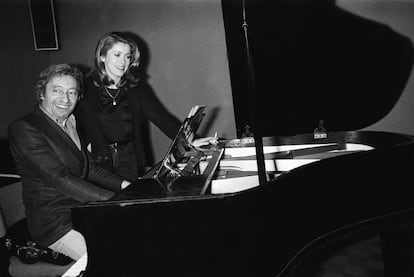 No puede haber más Francia en una sola imagen: Serge Gainsbourg y Catherine Deneuve comparten piano en una imagen tomada en 1981, el año en que su dueto 'Dieu fumeur de havanes' fue publicada con gran éxito en Francia.