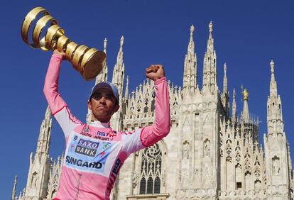 El español Alberto Contador levante el trofeo que lo acredita como ganador del Giro de Italia de ciclismo, en el podio situado ante el Duomo de Milán, en 2011.