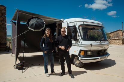 Garmendia y Pericás delante de su autocaravana, convertida en estudio fotográfico, en la plaza de Señuela (Soria), el 7 de mayo.