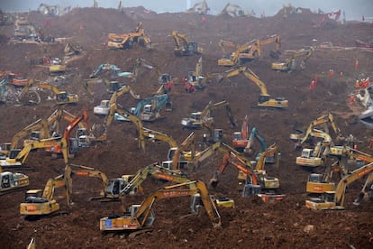 Excavadoras durante las operaciones de rescate de desaparecidos por el deslizamiento de tierra, en Shenzhen (China).