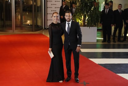 Jordi Alba y su novia Romarey Ventura.