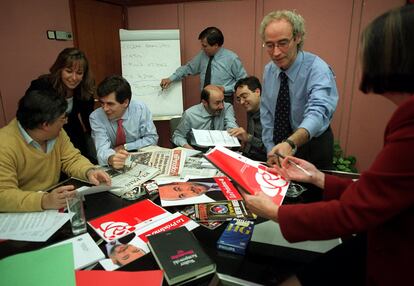 Equipo del PSOE para las Elecciones 2000:  De derecha a izquierda, Rosa Conde, Ciprià Ciscar, Juan Miguel Márquez,  Alfredo Pérez Rubalcaba, Xavier Roig (detrás), José Enrique Serrano, Trinidad Jiménez y Nacho Varela.