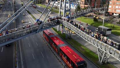 Un autobús TransMilenio circula en Bogotá, el 5 de febrero de 2026.