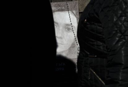 Dos mujeres miran la foto de una de las víctimas de las protestas en la plaza del Maidan, en Kiev (Ucrania). Las imágenes se han colgado en las calles de la ciudad como homenaje a los caidos en el conflicto de febrero de 2014.