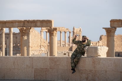 El treintañero Anas, efectivo del compendio de milicias islamistas de Hayat Tahrir Al Sham, posa en las ruinas de Palmira que ha venido a visitar con sus amigos desde la norteña ciudad de Raqa, antigua capital del autoproclamado Califato Islámico.