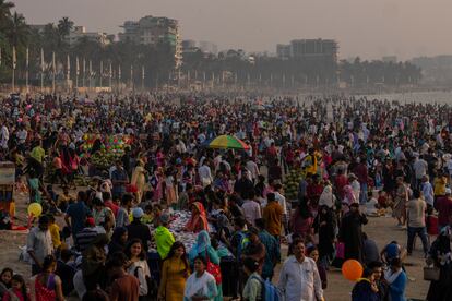 Visitantes en la playa Juhu de Bombay (India), el domingo 13 de noviembre.
