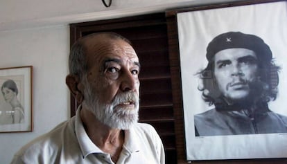 Alberto Korda posando junto al retrato del Che Guevara en agosto de 2000.