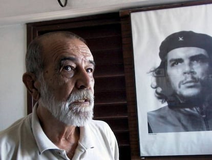 Alberto Korda posando junto al retrato del Che Guevara en agosto de 2000.