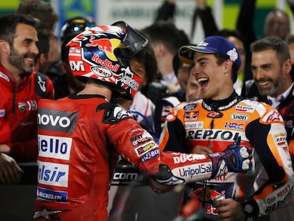 Andrea Dovizioso celebra su victoria en el GP de Qatar junto a Marc Márquez.