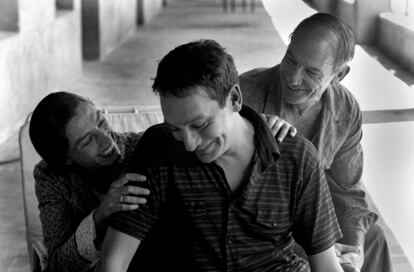 Los actores Ángela Molina y Simón Andreu (a la derecha), junto al director Agustí Villaronga, durante el rodaje de 'El Mar', en 1999.