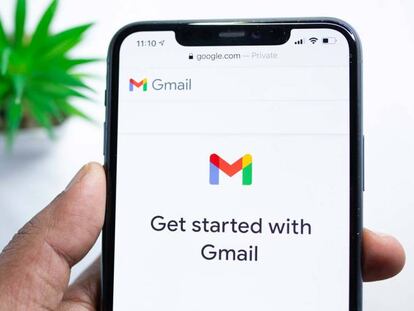 Logo de Gmail en un smartphone