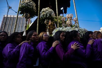 Cientos de feligreses acompañan al Nazareno de San Pablo, durante la procesión de Semana Santa en Caracas (Venezuela). 