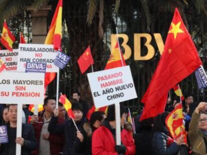 El banco se disculpa y acelera el desbloqueo a decenas de miles de afectados por sus controles antiblanqueo tras la presión de la comunidad en Madrid con el respaldo de las autoridades en Pekín