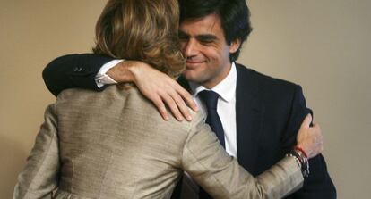Juan José Güemes, exconsejero madrileño de Sanidad, abraza a la expresidenta Esperanza Aguirre.