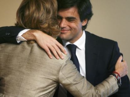 Juan Jos&eacute; G&uuml;emes, exconsejero madrile&ntilde;o de Sanidad, abraza a la expresidenta Esperanza Aguirre. 