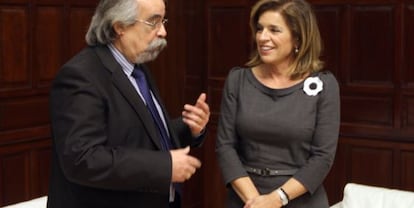 Ana Botella charla con Ángel Pérez.