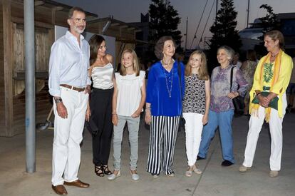 1 de agosto de 2018: Felipe, Letizia, la infanta Sofía, la reina Sofía, la princesa Leonor, Irene de Grecia y la infanta Elena llegan al concierto de Ara Malikian en Port Adriano, Mallorca.