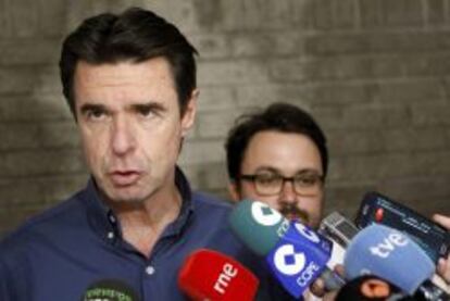 El ministro de Industria, Energía y Turismo, José Manuel Soria, durante las declaraciones que ha realizado a la prensa antes de presidir una reunión del comité ejecutivo regional del PP en Canarias.