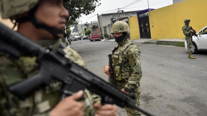 Marinos resguardan las calles aledañas al sitio en que fue abatido Felipe de Jesús "N", alías 'El Ojos', líder del cartel de Tláhuac, el 20 de julio de 2017.