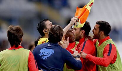 Los jugadores del Levante protestan al juez de línea.