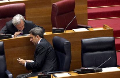 Rafael Maluenda (arriba) sustituirá a Ricardo Costa como portavoz del PP en el Parlamento valenciano, que ha dejado su escaño vacío.