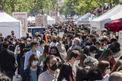 En los cuatro tramos centrales del paseo de Gràcia —con aforos de unas 350 personas simultáneamente en cada uno de ellos— las colas ya eran considerables a primera hora del día.