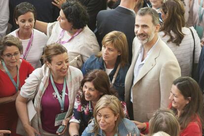 El rey Felipe VI, con un grupo de j&oacute;venes en el Palau de Congressos de Girona.