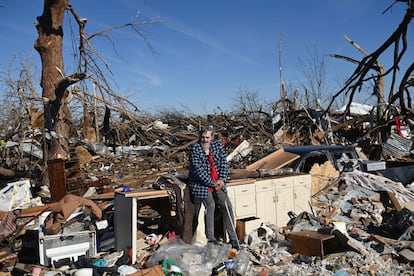 Bogdan Gaicki, residente em Mayfield, Kentucky, observa os danos causados pelos tornados.