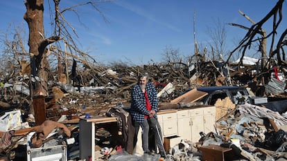 Bogdan Gaicki, residente em Mayfield, Kentucky, observa os danos causados pelos tornados.