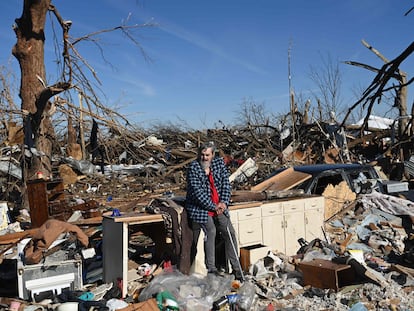 Bogdan Gaicki, residente de Mayfield, Kentucky, observa los daños provocados por los tornados.