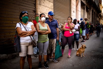 Un grupo de cubanos hacen cola fuera de una tienda en La Habana este martes.