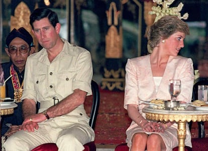 El príncipe Carlos y la princesa Diana, durante una vista a Yogyakarta (Indonesia), el 5 de noviembre de 1989.