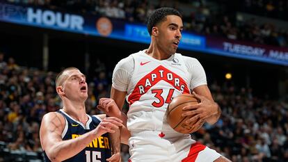 El pívot de los Toronto Raptors Jontay Porter, a la derecha, coge un rebote ante Nikola Jokić, en un partido del pasado 11 de marzo.