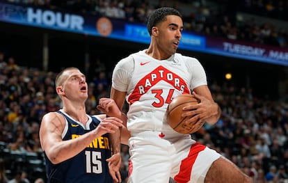 El pívot de los Toronto Raptors Jontay Porter, a la derecha, coge un rebote ante Nikola Jokić, en un partido del pasado 11 de marzo.