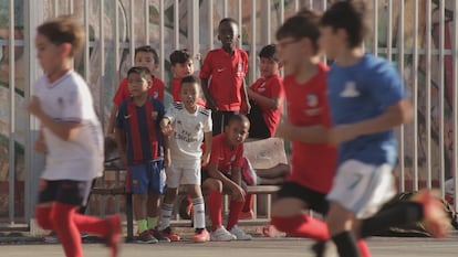 El colectivo Dragones de Lavapiés jugando un partido de fútbol. ZAVAN FILMS