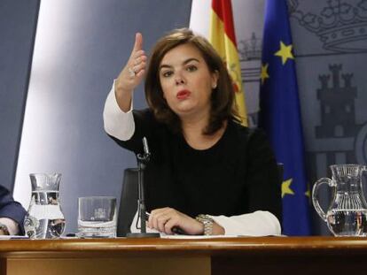 La vicepresidenta del Govern espanyol, Soraya Saénz Santamaría, durant la roda de premsa d'aquest divendres després del Consell de Ministres.