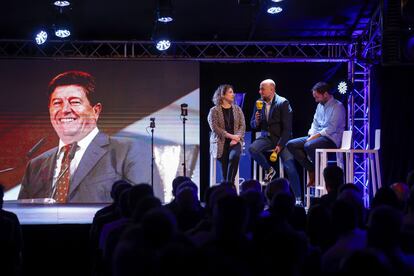 Noema Ortí, Fran Guaita y Jaume Ortí, en el momento del homenaje al expresidente del Valencia.