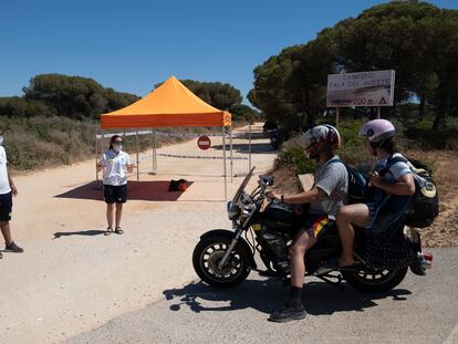 Control de acceso a la Cala del Aceite, en la localidad gaditana de Conil de la Frontera, que este domingo ha colgado el cartel de cerrada.