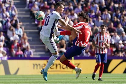 Plano y João Félix disputan el balón.