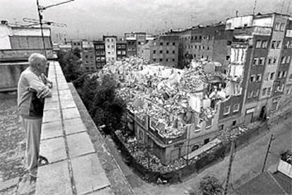 Uno de los edificios derribados en el Turó de la Peira.
