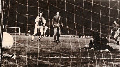 Hulshoff marca el 1-0 en Ámsterdam al Madrid en la eliminatoria de 1973.