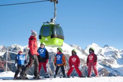 Varios niños en Formigal Panticosa.