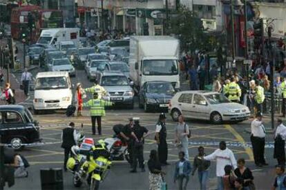 La policía acordona varias zonas de Londres después de las explosiones registradas ayer en la capital.