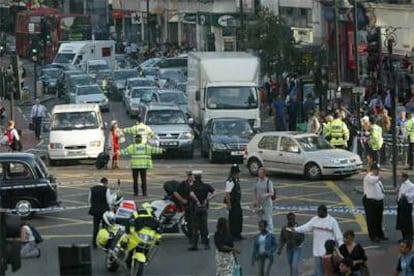 La policía acordona varias zonas de Londres después de las explosiones registradas ayer en la capital.