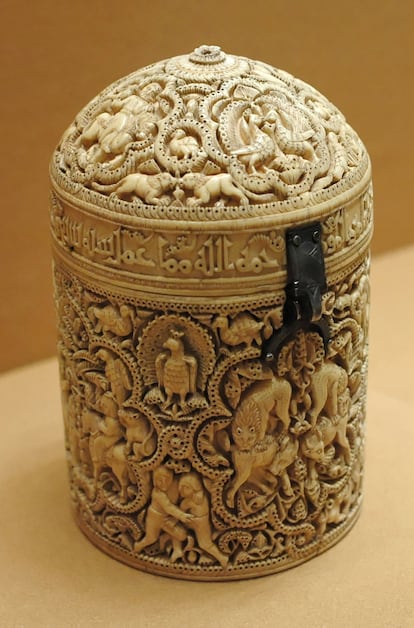 La 'Píxide de al-Muguira', también llamado 'Bote de Almoguira', es una urna de marfil de elefante datada del año 968, que perteneció al príncipe al-Muguira, hijo del califa omeya de al-Ándalus, Abderramán III. Expuesta en el Museo del Louvre