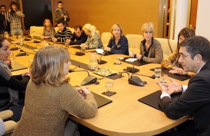 El lehendakari, Patxi López, durante su reunión con los representantes de la asociación SOS Bebés Robados.