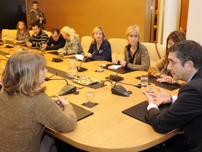 El lehendakari, Patxi López, durante su reunión con los representantes de la asociación SOS Bebés Robados.