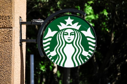 El logo de Starbucks, en una cafetería, en una imagen de archivo.