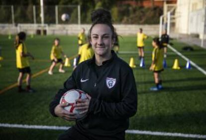 Alba Mellado, capitana del Madrid CFF de la Liga Iberdrola, posa junto a sus chicas del benjamín.