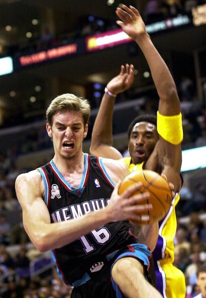 Pau Gasol y Kobe Bryant, en su primer duelo oficial en la NBA el 9 de noviembre de 2001.